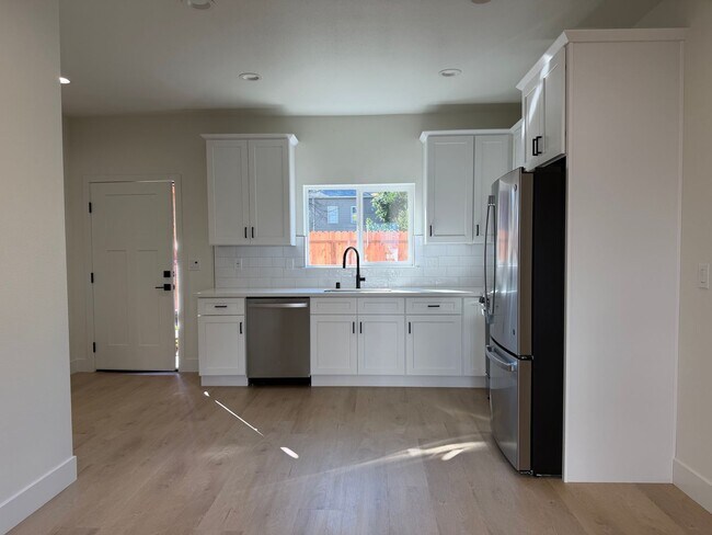 Building Photo - New 600 Sqft. 2 Bedroom 1 Bath Condo in Downtown Sacramento