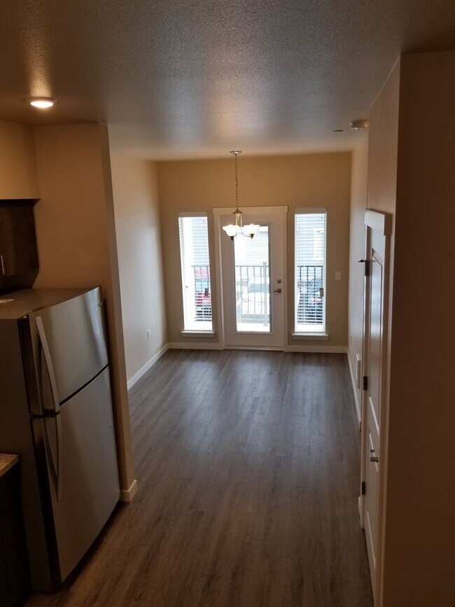 Building Photo - 2 Bedroom 2.5 Bath Townhome with attached ...