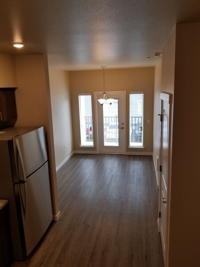 Building Photo - 2 Bedroom 2.5 Bath Townhome with attached 2 car garage