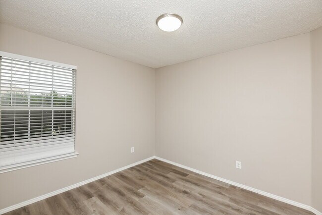 Building Photo - 5133 Eastcreek Dr