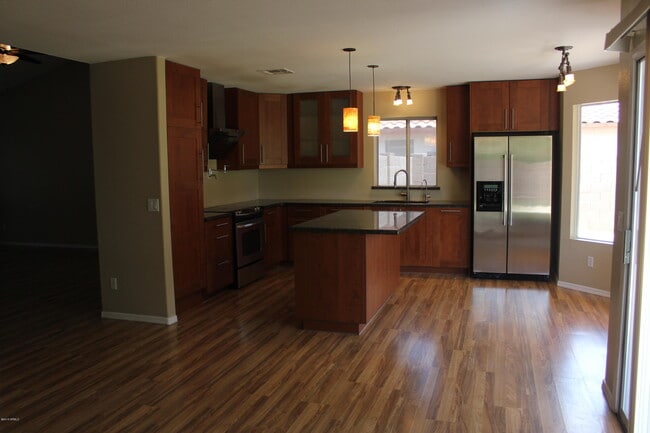 Building Photo - 1221 W Chicago St