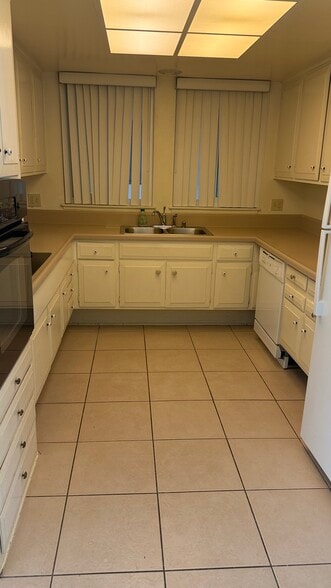 Kitchen - 76 Calle Aragon