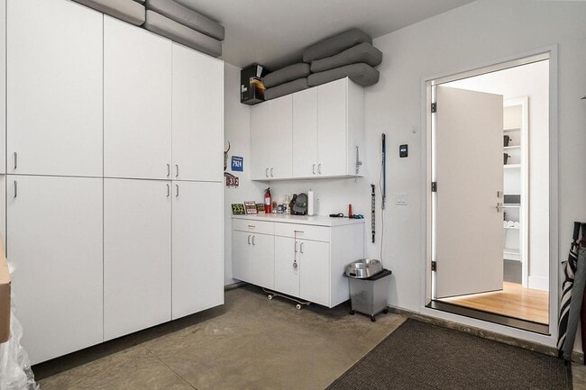 Building Photo - Luxury Tetherow Home | 3BR Furnished Retreat Near Mt. Bachelor
