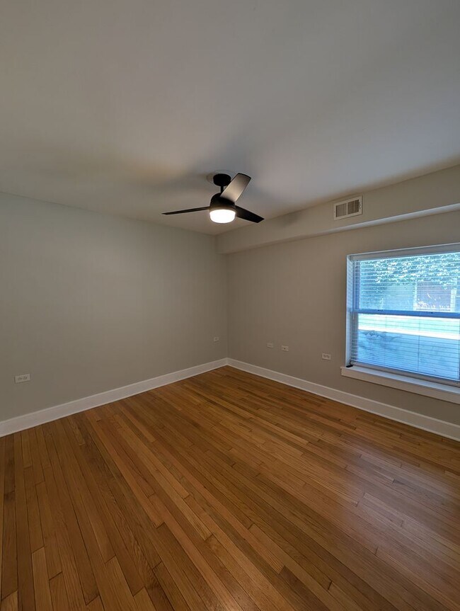 Building Photo - Rehabbed and Spacious Lakeview One Bedroom...