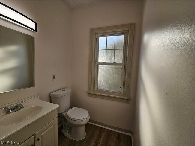 Building Photo - 3430 Beechwood Ave