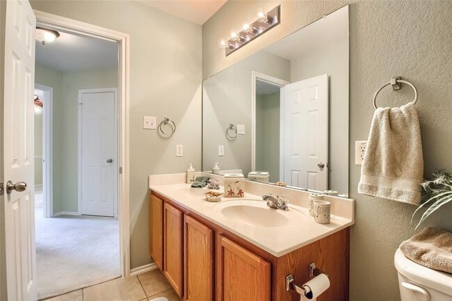 Building Photo - 18720 Royal Pointe Dr