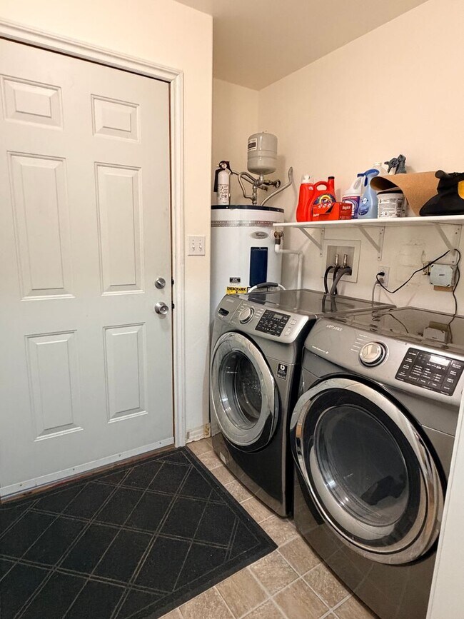 Building Photo - EPHRATA- 2+ bed/2 bath home with private deck w/ hillside views, d/w, a/c and garage! W/S/G paid!