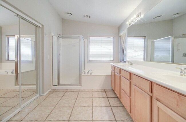 Building Photo - 2026 E County Down Dr