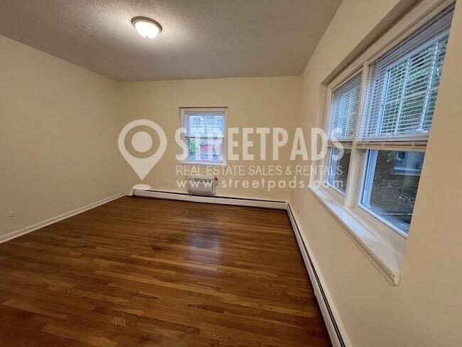 Building Photo - bedroom in Boston MA 02135