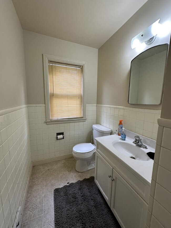 Building Photo - Exciting 3 Bed 1 & 1/2 Bath close to UWEC!