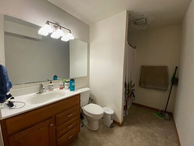 Building Photo - $2,250 | 4 Bedroom, 3.5 Bathroom Duplex | ...