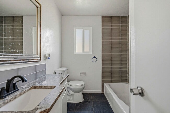 Building Photo - 1415 W Roseburg Ave