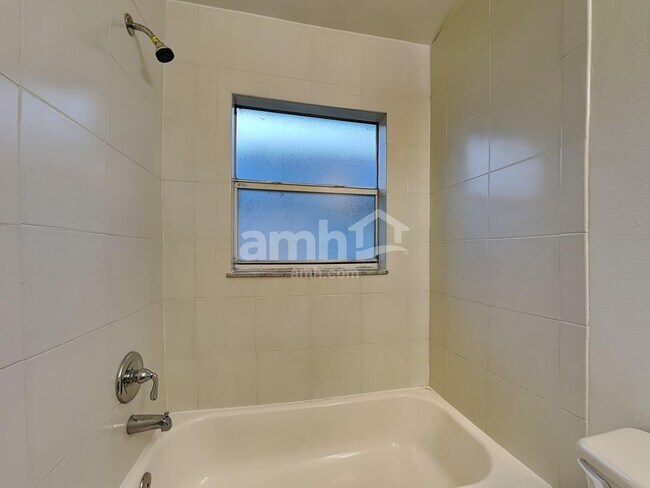 Building Photo - 197 Thornbury Dr