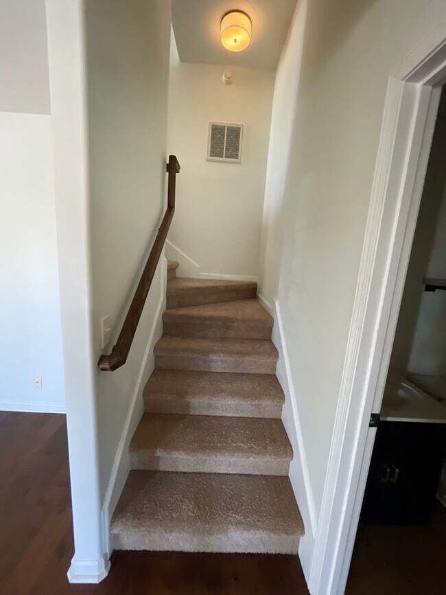 Building Photo - Well-Maintained 3 Bedroom, 2 Bath Home wit...