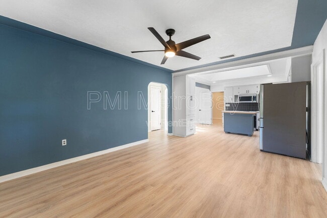 Building Photo - 4939 Woodland Dr