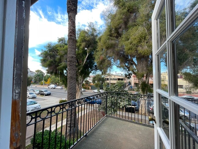 Building Photo - 516 N Heliotrope Dr