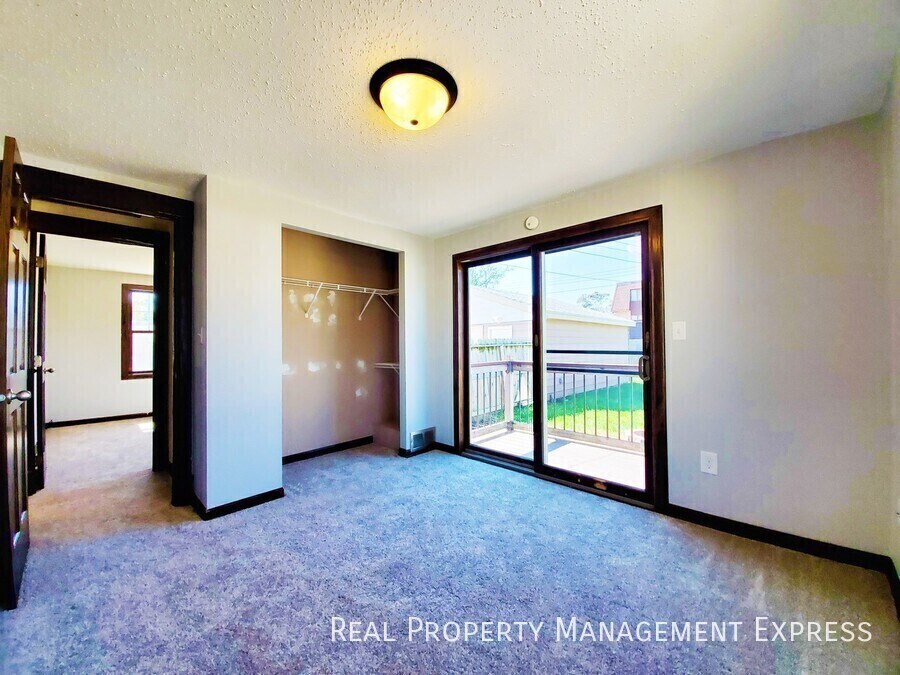 Building Photo - 4 Bed 2 Bath Home with Fenced Yard