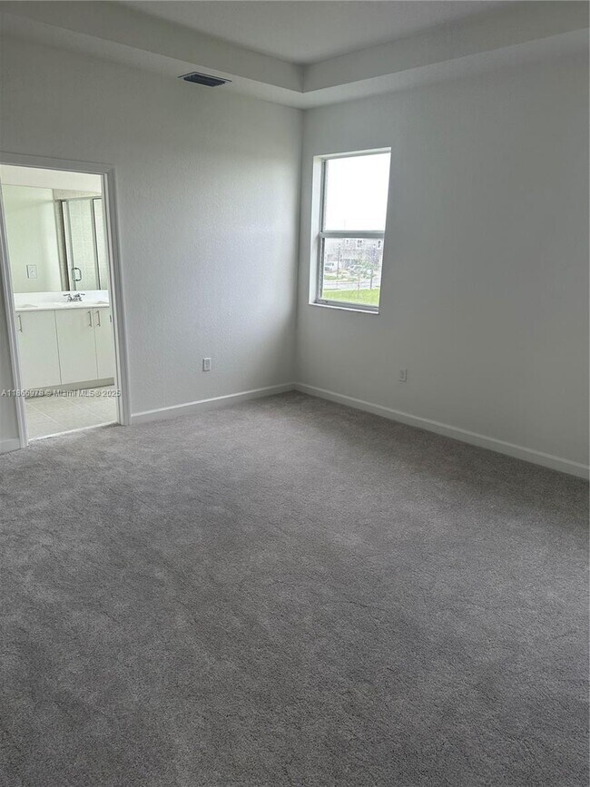 Building Photo - 2464 SE 24th Ave