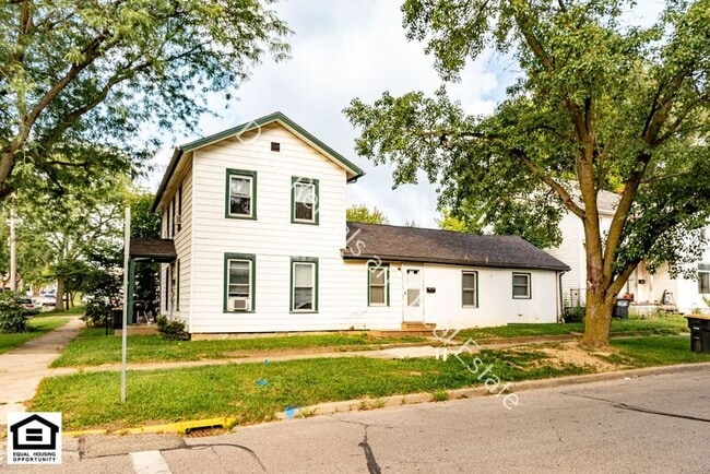Primary Photo - 126 S Oak St