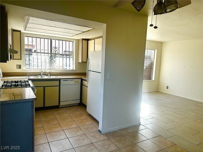 Building Photo - 4338 Caliente St