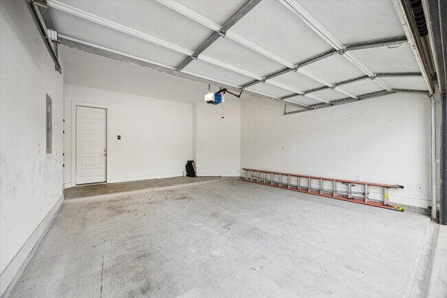 Building Photo - 5021 Creekmont Dr