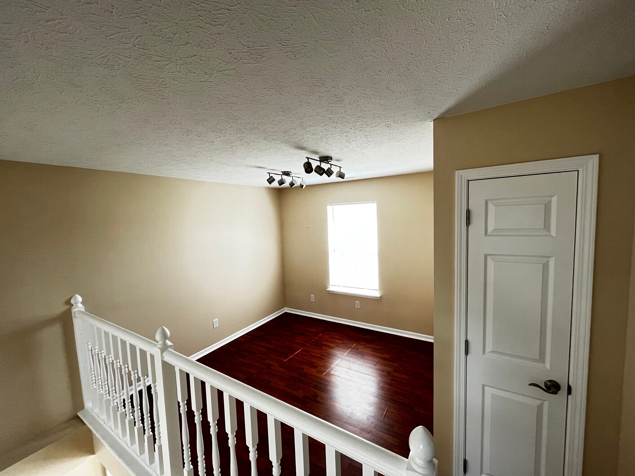 Building Photo - 9240 Crossing Dr