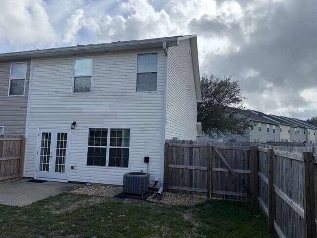 Building Photo - "Charming 3-Bedroom Townhouse in Crestview with Granite Countertops & 2.5 Baths!"