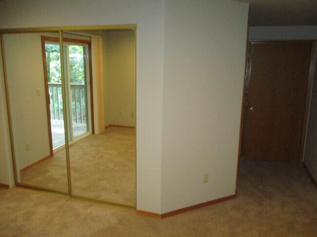 Building Photo - 2 bedroom 2 bath single story Duplex