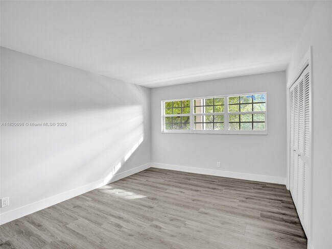 Building Photo - 605 Oaks Dr