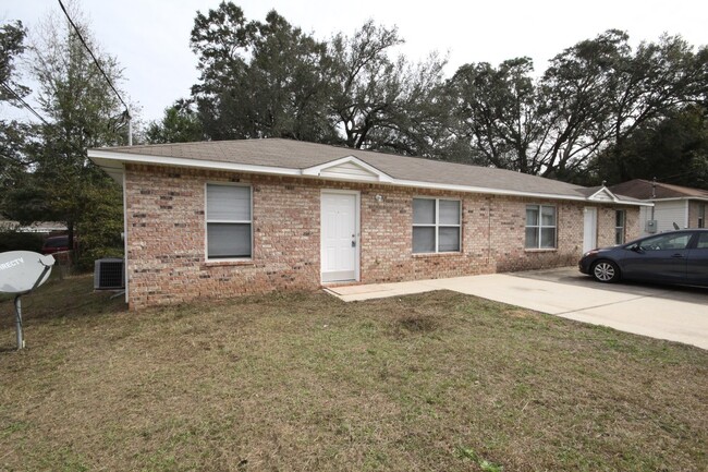 Building Photo - Northeast Pensacola 2BR – Perfect Location...