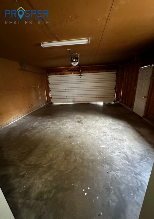 Building Photo - 3 Bedroom Unit Located Near Oakwood Mall