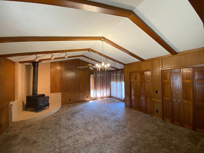 Building Photo - Huge Urbandale Home with Fenced In Back Yard!