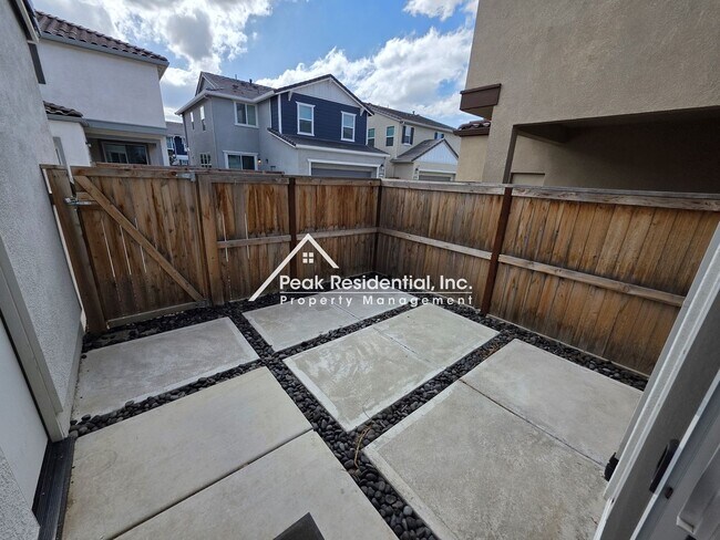 Building Photo - Only 2 years new. 3-bedrooms in Elk Grove