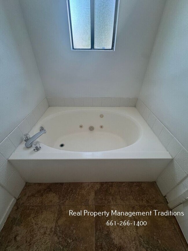 Building Photo - 4 + 3 Pool Home in West Lancaster