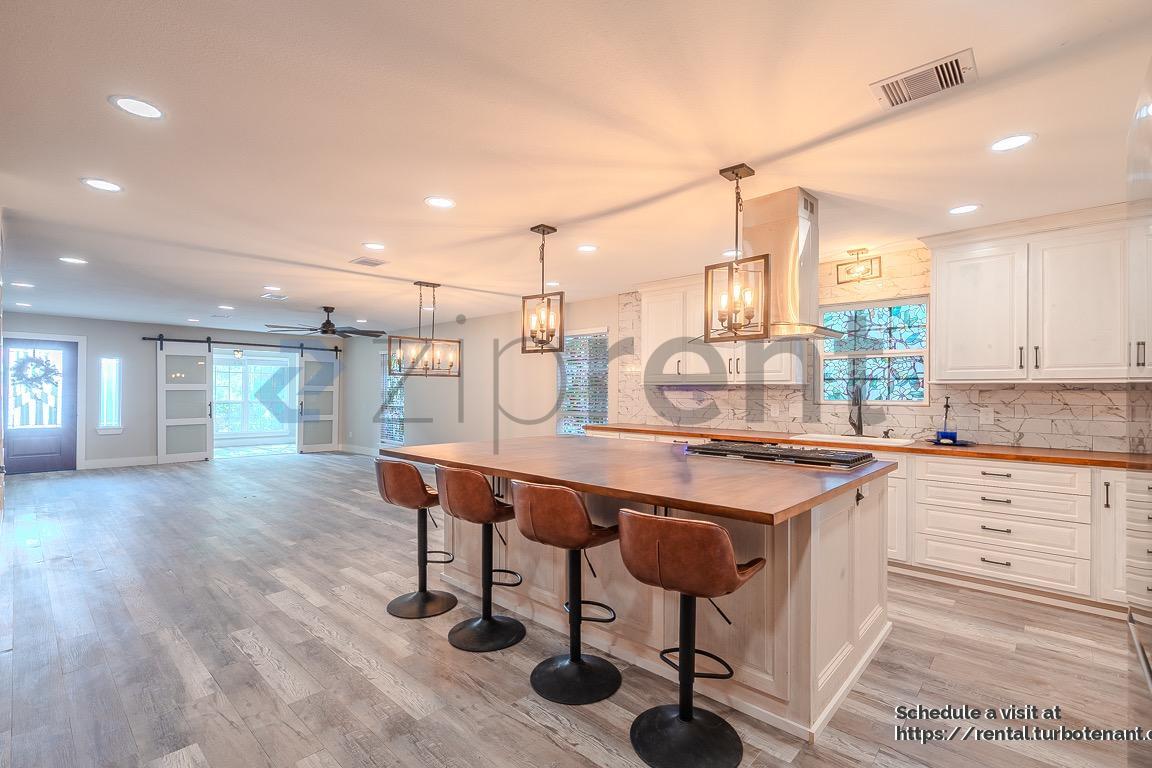 Building Photo - 722 Riveredge Dr