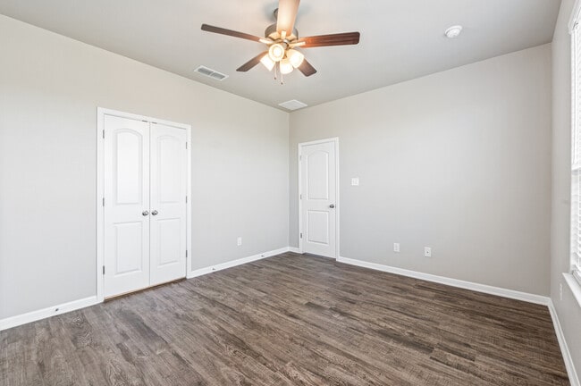 Building Photo - 1204 Grand Oak Trail