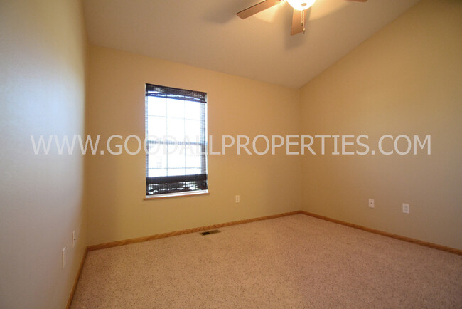 Building Photo - 2 Bedroom, 2 Bath Townhome in Ankeny