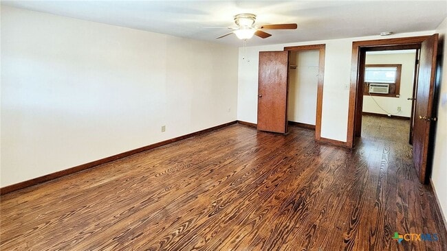 Building Photo - 1432 N Walnut Ave