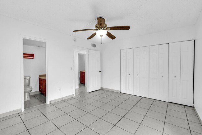 Building Photo - 2350 NE 135th St