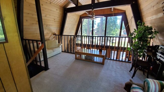 Building Photo - Spacious and Bright Cottage on Quiet Cul-d...