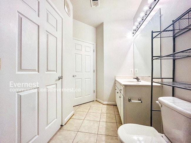 Building Photo - 1-Bed, 1-Bath Modern Condo with Balcony and Off-Street Parking