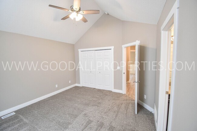Building Photo - 3 BDRM 2.5 Bath finished basement fenced backyard in Ankeny