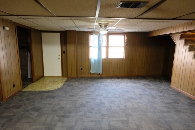 Building Photo - 3 bedroom, 1 bath, There is a whole lot of...