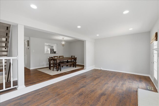 Building Photo - Updated 3BR / 2.5BA Townhome in Summit Chase – Over 1,900 Sq Ft with Deck & Fenced Patio!