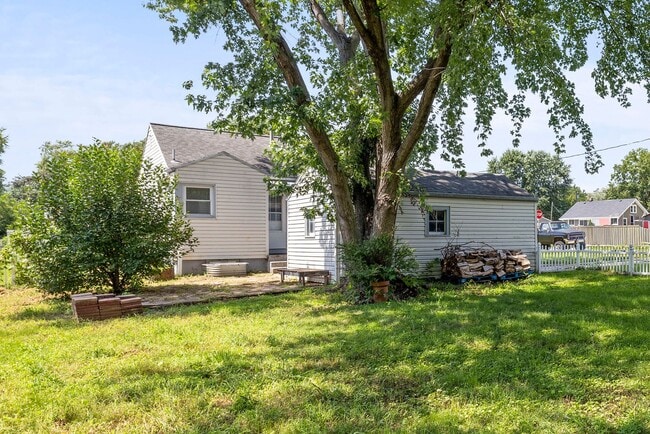 Building Photo - Cozy 3-Bedroom Ranch with Garage in Charmi...