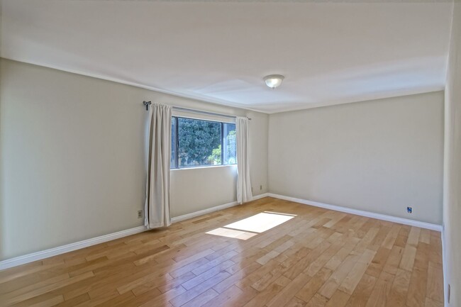 Building Photo - Bright & Airy, 2nd Floor, Corner Unit Cond...