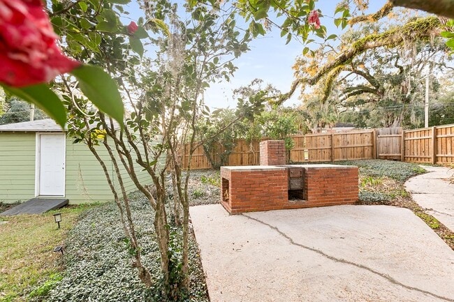 Building Photo - 2014 Golf Terrace Dr