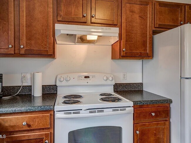 Building Photo - 2 Bed, 1 Bath, .77 Acres - House