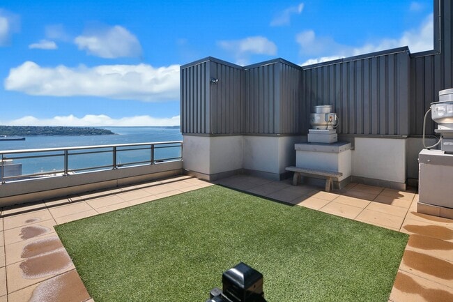 Building Photo - 2033 2nd Ave