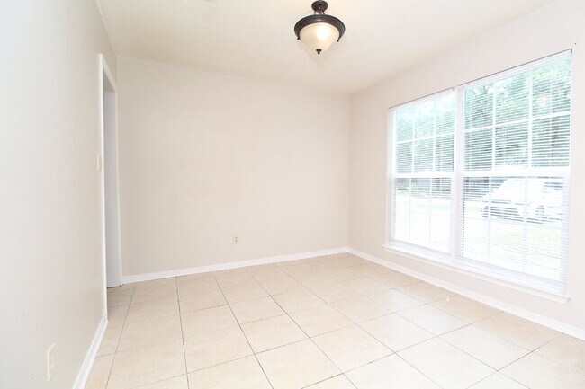 Building Photo - 3BR Home in Milton | All Tile Flooring (No Carpet) | Fenced Yard + Garage | Available 5/1.